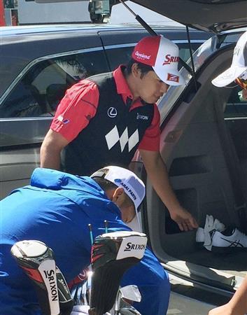 第２ラウンド、股関節痛のためスタート前に引き揚げる松山英樹（奥）＝２０１６年２月２６日、米フロリダ州パームビーチガーデンズのＰＧＡナショナル（共同）