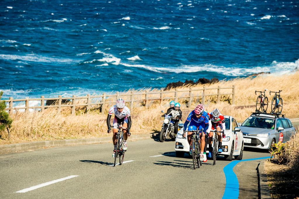 男子エリート・ロードレース中盤、新城幸也（あらしろ・ゆきや、ランプレ・メリダ）を含む４選手が先行した。背後には強い風を受けて、荒々しい波を立てる太平洋が広がる＝２０１６年１月下旬、東京都大島町（田中苑子さん撮影）