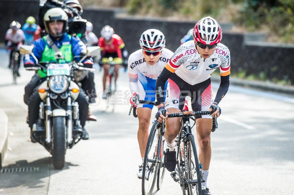 女子エリートのロードレースで、終盤にかけて勝負を仕掛けた萩原麻由子（ウィグル・ＨＩＧＨ５）＝２０１６年１月下旬、東京都大島町（田中苑子さん撮影）