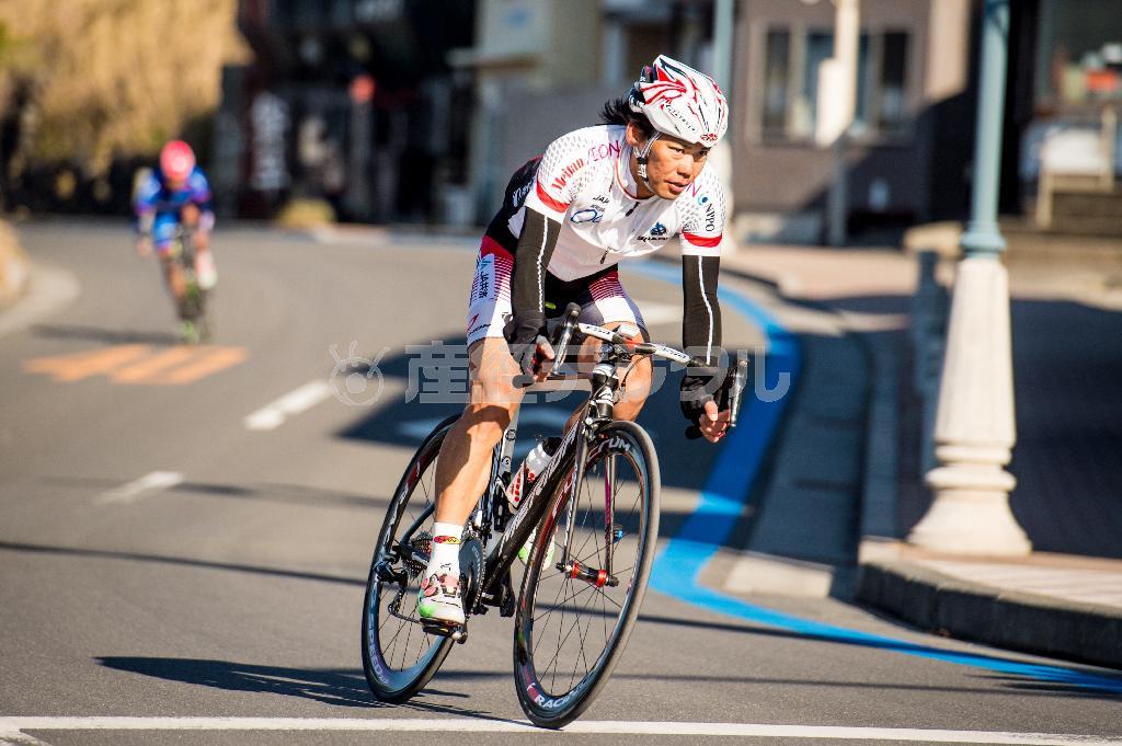 男子エリート・ロードレース、終盤に単独で先行しているチェン（香港）を追った日本のエース、新城幸也（あらしろ・ゆきや、ランプレ・メリダ）＝２０１６年１月下旬、東京都大島町（田中苑子さん撮影）