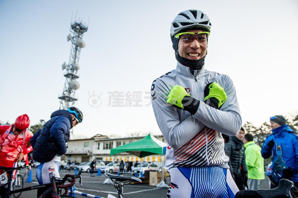 男子エリート・ロードレースのスタート前。寒さに凍えながらのスタートとなった＝２０１６年１月下旬、東京都大島町（田中苑子さん撮影）