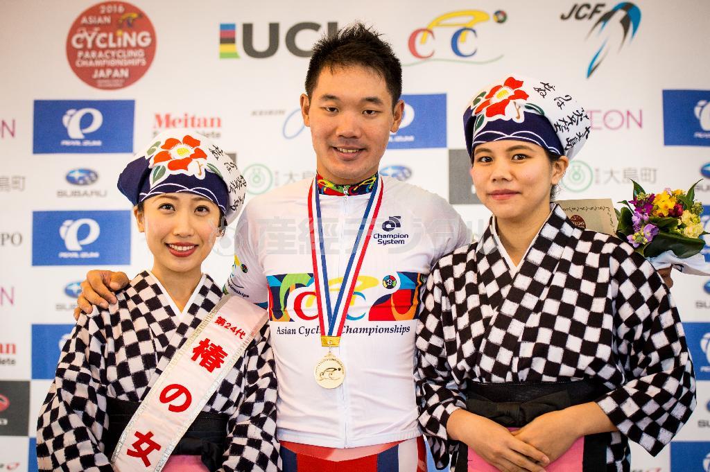 ロードレース、個人タイムトライアルと２冠を達成した香港のチェン・キンロー。このあとに開催されたトラック競技のアジア選手権でも複数個のメダルを獲得した＝２０１６年１月下旬、東京都大島町（田中苑子さん撮影）