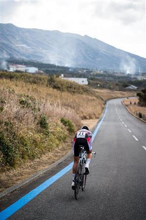 女子エリート・ロードレースで優勝した萩原麻由子（ウィグル・ＨＩＧＨ５）、目の前には壮大な三原山がそびえる＝２０１６年１月下旬、東京都大島町（田中苑子さん撮影）