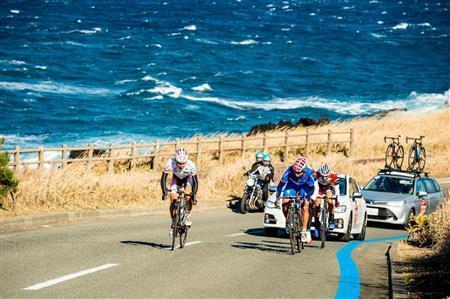 男子エリート・ロードレース中盤、新城幸也（あらしろ・ゆきや、ランプレ・メリダ）を含む４選手が先行した。背後には強い風を受けて、荒々しい波を立てる太平洋が広がる＝２０１６年１月下旬、東京都大島町（田中苑子さん撮影）