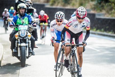 女子エリートのロードレースで、終盤にかけて勝負を仕掛けた萩原麻由子（ウィグル・ＨＩＧＨ５）＝２０１６年１月下旬、東京都大島町（田中苑子さん撮影）