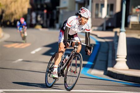 男子エリート・ロードレース、終盤に単独で先行しているチェン（香港）を追った日本のエース、新城幸也（あらしろ・ゆきや、ランプレ・メリダ）＝２０１６年１月下旬、東京都大島町（田中苑子さん撮影）