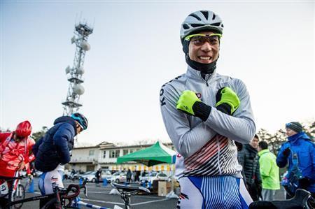 男子エリート・ロードレースのスタート前。寒さに凍えながらのスタートとなった＝２０１６年１月下旬、東京都大島町（田中苑子さん撮影）