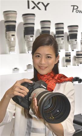 「CP+2016」キヤノンのモデル=25日、横浜市西区、パシフィコ横浜(土井繁孝撮影)