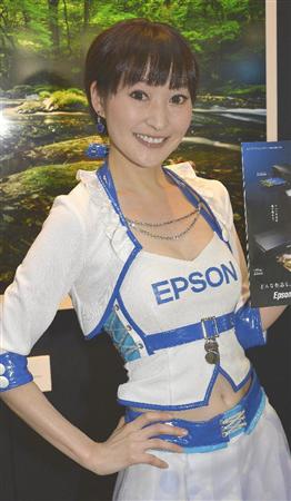 「CP+2016」エプソンのモデル=25日、横浜市西区、パシフィコ横浜(土井繁孝撮影