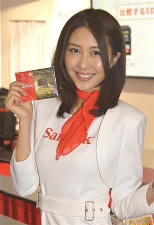 「CP+2016」サンディスクのモデル=25日、横浜市西区、パシフィコ横浜(土井繁孝撮影)