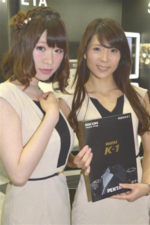 「CP+2016」リコーのモデル=25日、横浜市西区、パシフィコ横浜(土井繁孝撮影)