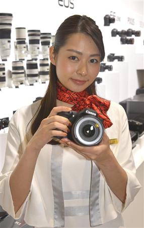 「CP+2016」キヤノンのモデル=25日、横浜市西区、パシフィコ横浜(土井繁孝撮影)