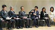 １億総活躍社会の実現に向けた対話集会で、意見交換する安倍首相（右から３人目）。左端は加藤１億総活躍相＝２８日午後、東京・霞が関