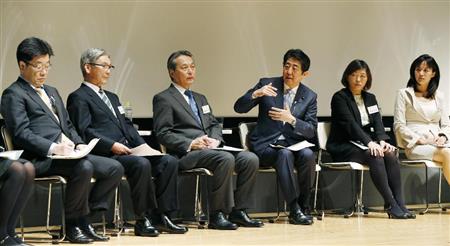１億総活躍社会の実現に向けた対話集会で、意見交換する安倍首相（右から３人目）。左端は加藤１億総活躍相＝２８日午後、東京・霞が関