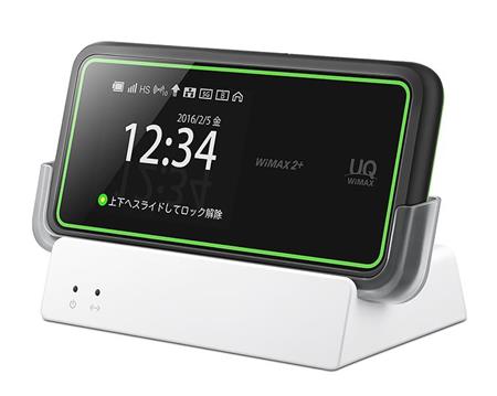 外でモバイルルーターとして使った後は、家ではクレードルに置いて固定回線の代わりに。写真は「Ｓｐｅｅｄ Ｗｉ-Ｆｉ ＮＥＸＴ Ｗ０２」