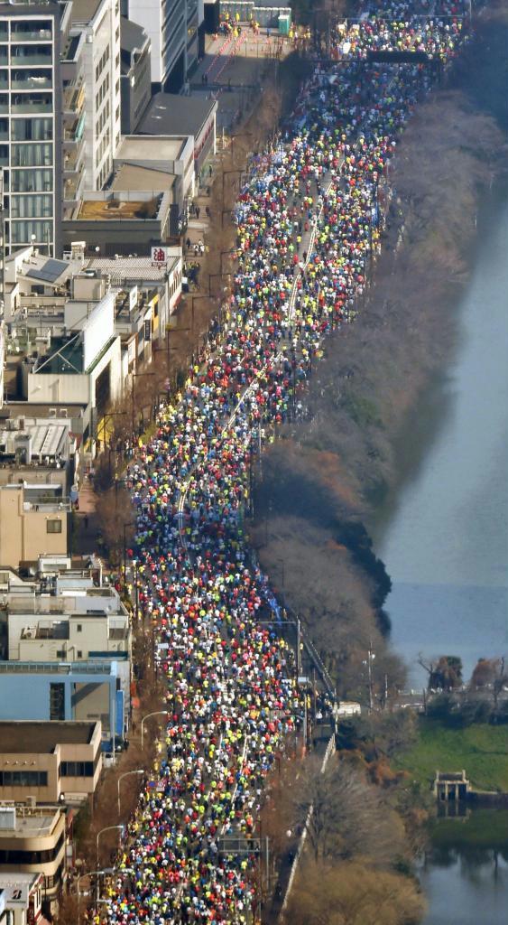 外堀通りを埋め尽くす東京マラソンのランナーたち＝２８日午前、東京都新宿区