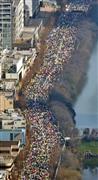外堀通りを埋め尽くす東京マラソンのランナーたち＝２８日午前、東京都新宿区