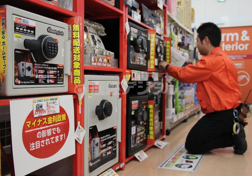 売り上げが伸びているという金庫。鍵付きの耐火タイプが売れ筋だという＝２０１６年２月２４日、東京都調布市の島忠ホームズ仙川店（中井なつみ撮影）