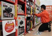 売り上げが伸びているという金庫。鍵付きの耐火タイプが売れ筋だという＝２０１６年２月２４日、東京都調布市の島忠ホームズ仙川店（中井なつみ撮影）