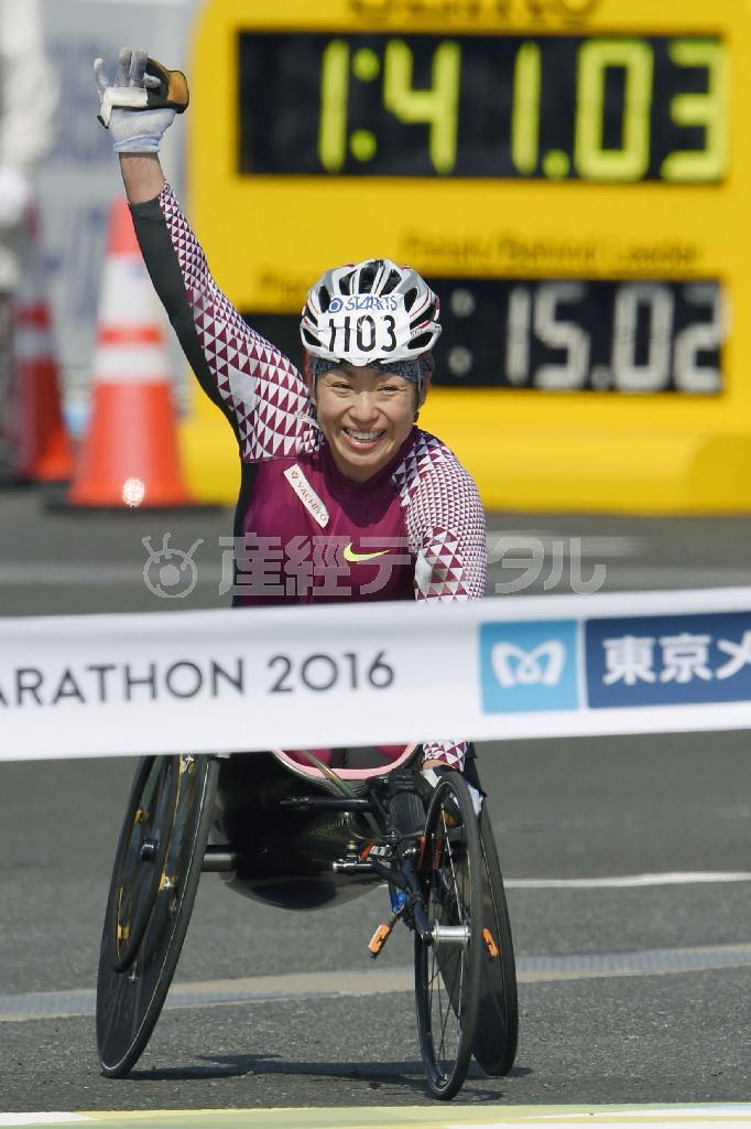 車いすの部女子で９大会連続優勝を果たし、リオデジャネイロ・パラリンピック代表に決まった土田和歌子＝２０１６年２月２８日、東京都江東区の東京ビッグサイト（共同）