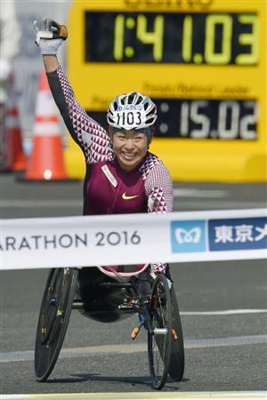 車いすの部女子で９大会連続優勝を果たし、リオデジャネイロ・パラリンピック代表に決まった土田和歌子＝２０１６年２月２８日、東京都江東区の東京ビッグサイト（共同）