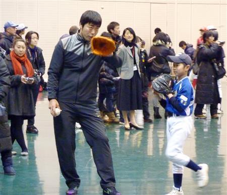 野球教室で子供たちにアドバイスをする上原浩治投手＝２０１６年１月１７日、岩手県滝沢市（共同）