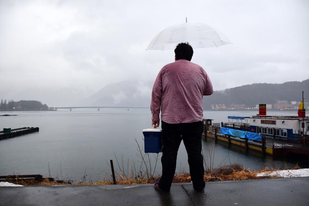 悪天候の影響で釣り人ゼロ。美味しいワカサギの天ぷらを食べる夢が絶たれ、クーラーボックス片手に呆然と立ち尽くす杉渕