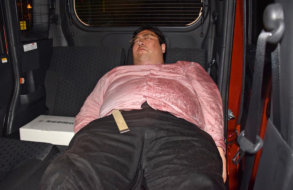 杉渕が「一番ラク」と言っていたロングソファモード。後部座席の背もたれのみ起こした状態