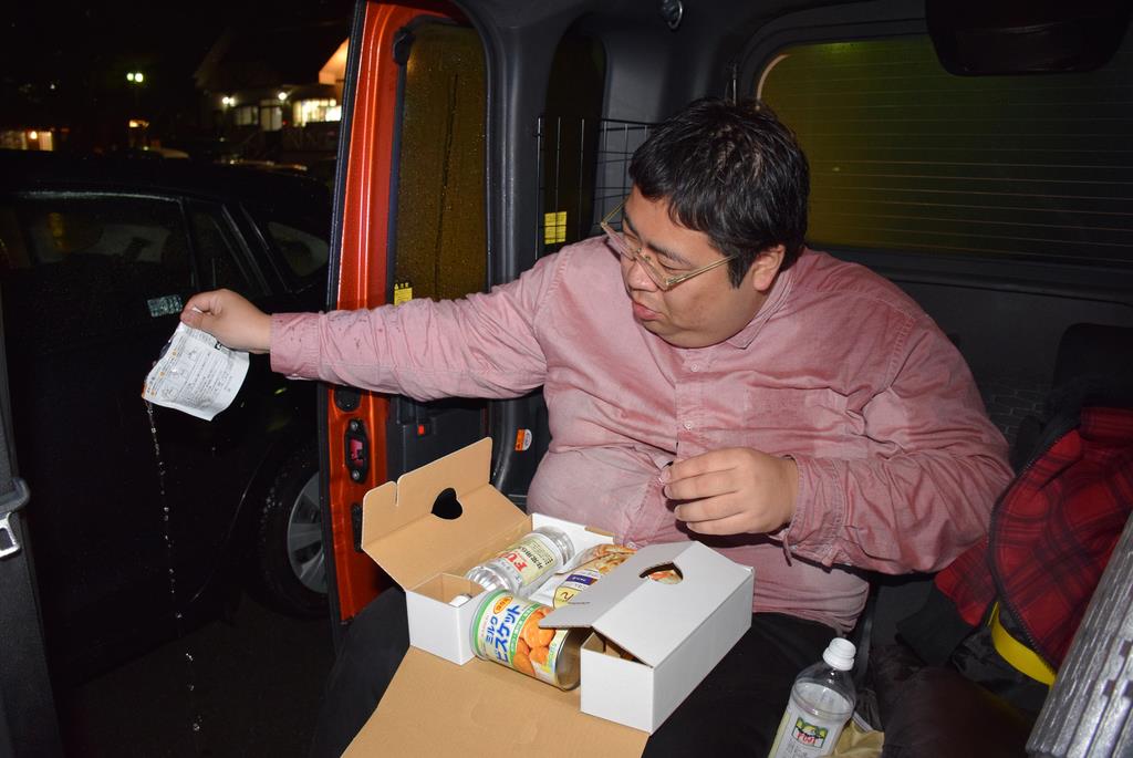 内側の線がよく見えず、明らかに水を入れすぎた杉渕。５００ミリリットルのペットボトルがほぼ空になるまで注ぐとは…