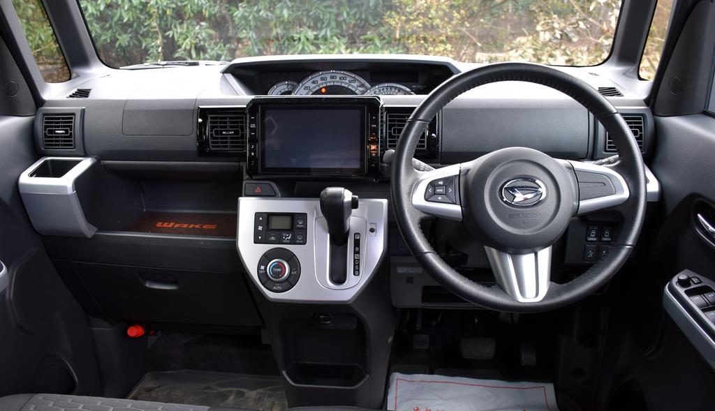 センターメーターを採用しているので、運転席にちょっとした開放感がある。両端のカップホルダーや助手席の大型インパネトレイなど、収納は充実している