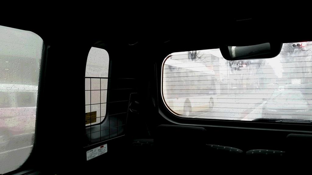 杉渕が乗ったとたんに激しく曇り始めた車内。リアのデフロスターはもはや効果ゼロ