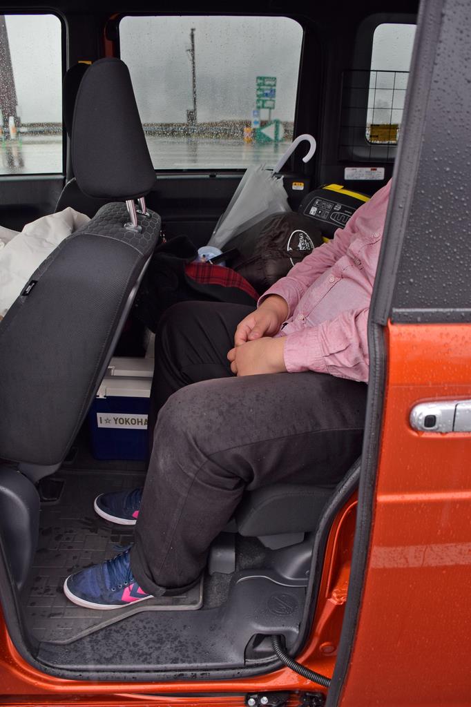 シートを後方にスライドさせれば、レッグスペースは十分だ。もちろんその分、荷室は狭くなる