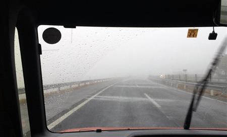 激しい雨と霧で５０メートル先が全く見えない中央道。５０キロ速度規制がかかる区間もあった