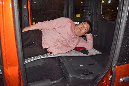 肘をついて横向きで寝てみる