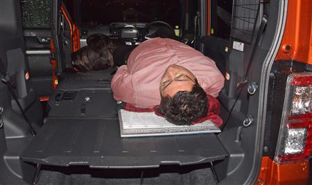 寝袋を使わずに寝てみる。体が横に膨張し、明らかに“センターライン”をはみ出している