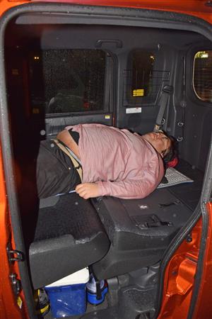 杉渕が寝ると、隣に残されたスペースはほんのわずかだ。愛犬を寝かせるくらいなら問題なさそう