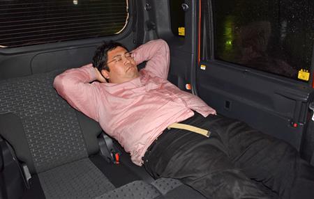 ロングソファモードなら、簡単に体を伸ばして休憩できる