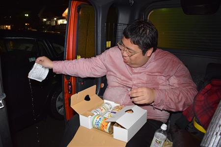 内側の線がよく見えず、明らかに水を入れすぎた杉渕。５００ミリリットルのペットボトルがほぼ空になるまで注ぐとは…