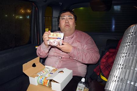 さて、何分後に食べられるのかな。「パッケージに『できあがりは６０分後』って書いてあります……」。放心する杉渕