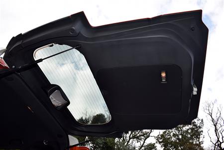 縦長のバックドア。荷物の出し入れ時などに、ちょっとした雨をしのぐのにも役立つ