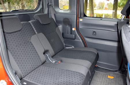 後部座席の前後スライド幅は最大２４センチ。荷室側からもレバーで操作可能。シートには撥水加工がされている