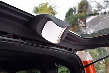バックドアの上部に取り付けてあるリヤアンダーミラー。バックするときに便利