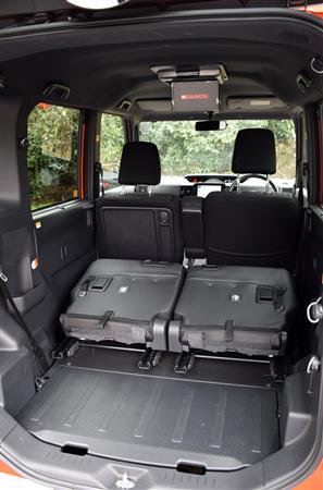 後部座席を倒した状態