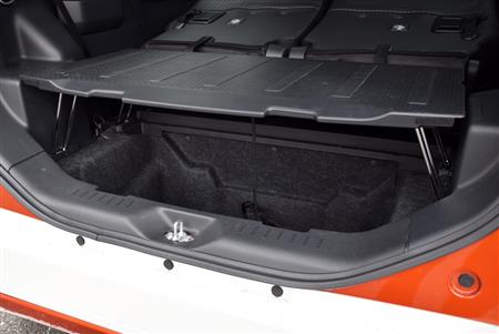 デッキボードの脚を立てれば、アンダートランクの容量が大幅にアップ。高さのあるクーラーボックスも楽々入る。もちろんボードの上に荷物を置くこともＯＫ