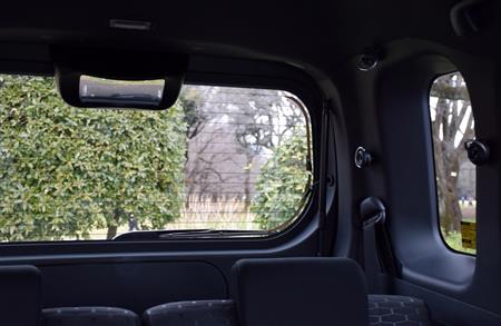 後方ウインドウとリヤアンダーミラー