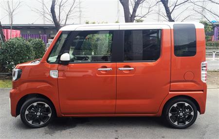 ウェイクを側面から見る。スーパーハイトだがフロア高は低い。この形を見れば車内スペースの大きさに納得だ