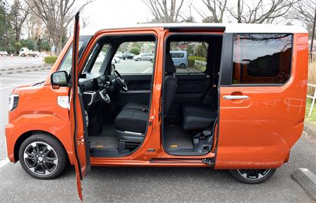 ボタンを押すだけで開く、左右の電動スライドドア。障害物を感知すればドアが反転する「挟み込み防止機能」を搭載している