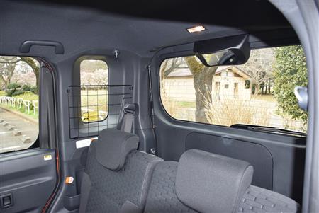 後部座席を立たせた状態だと、ラゲージスペースは限られている。とくに奥行きに乏しい