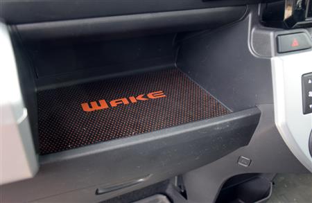 何かと便利な助手席の大型トレイ。上位モデルはラバーマット付なので、スマホなどを置いても滑り落ちる心配がない