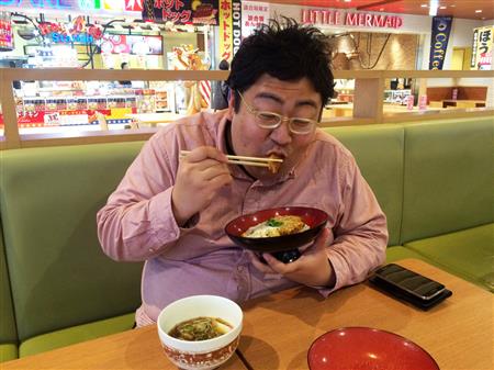 談合坂ＳＡでランチ。「かつ丼半そばセット」をほお張る杉渕。ほかにもステーキ、ラーメン、ハンバーガー、すた丼など誘惑がたくさん
